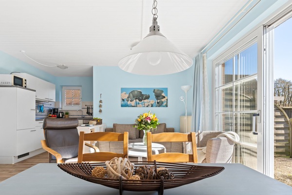 Una televisión, libros, un reproductor estéreo