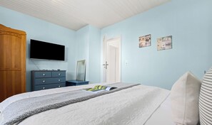 1 bedroom, iron/ironing board, travel cot, free WiFi