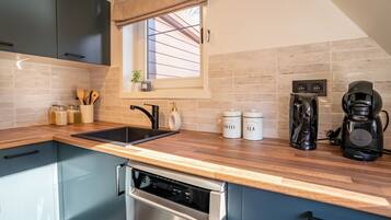 Refrigerador, lavavajillas, silla alta para bebés, mesa de comedor