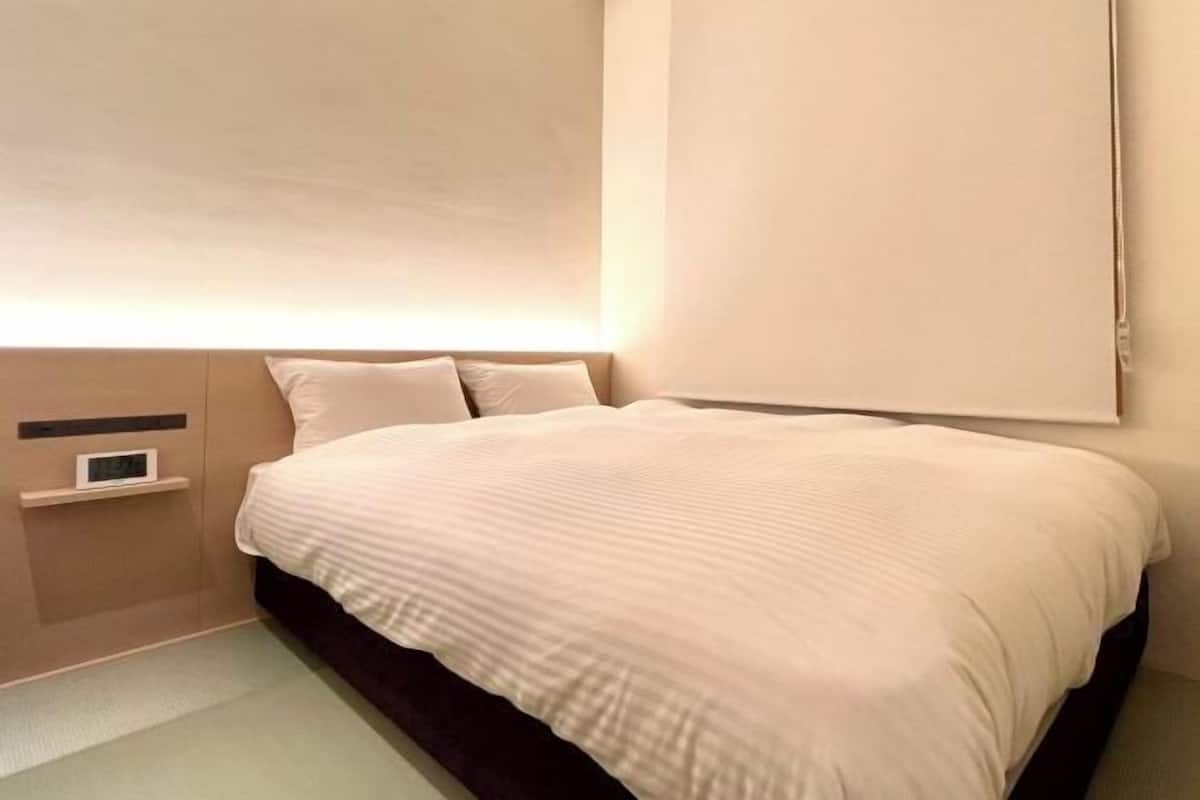 1 bedroom, desk, blackout curtains, soundproofing