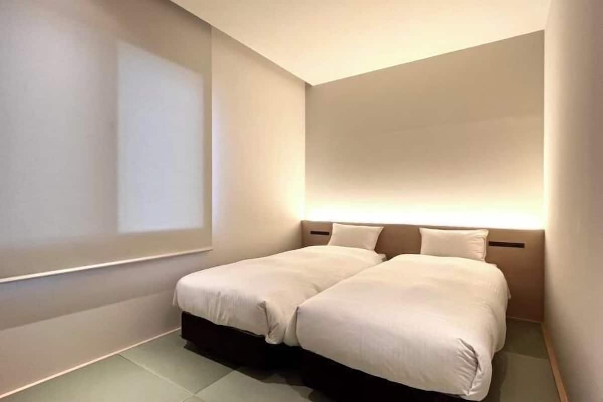 1 bedroom, desk, blackout curtains, soundproofing
