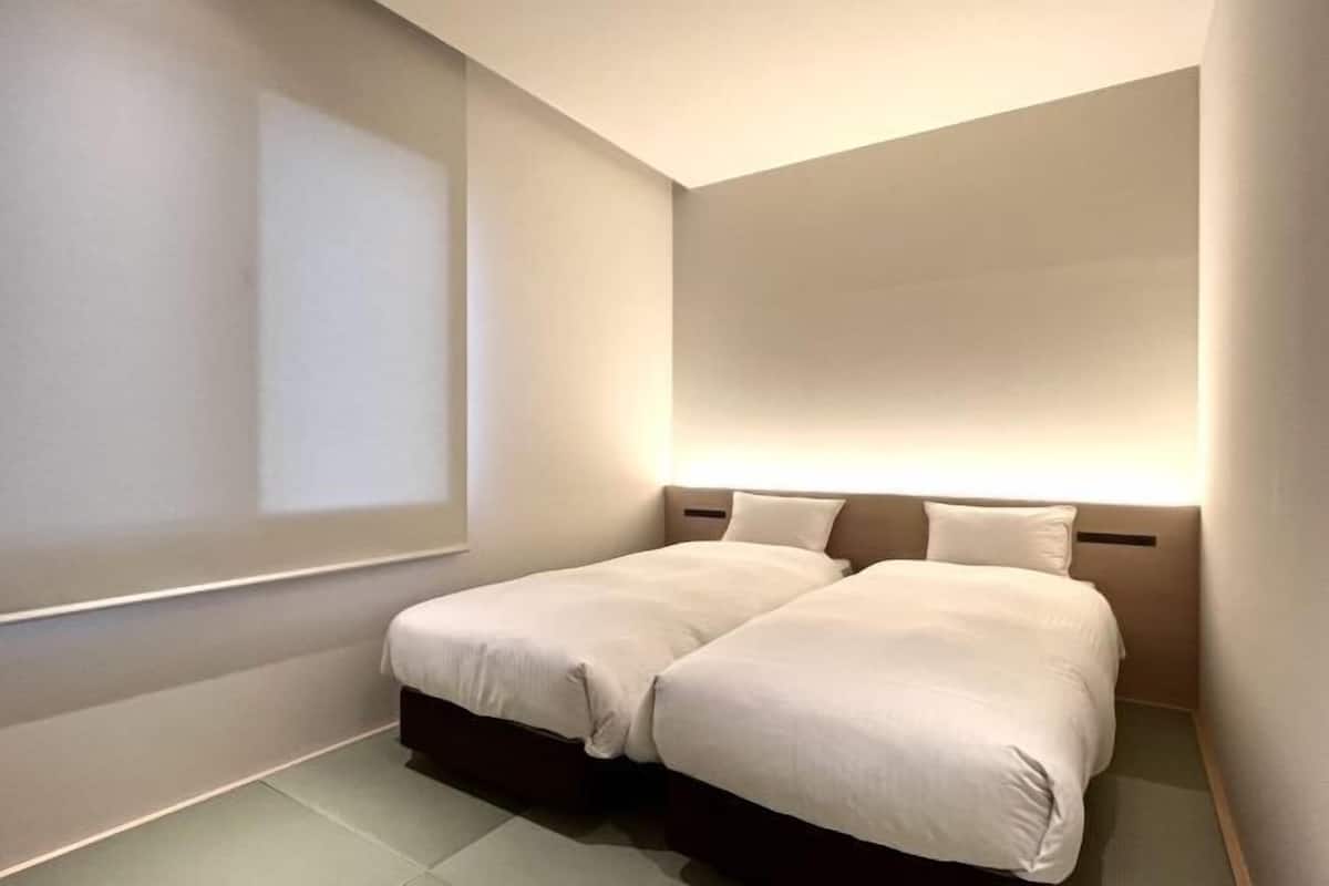 1 bedroom, desk, blackout curtains, soundproofing