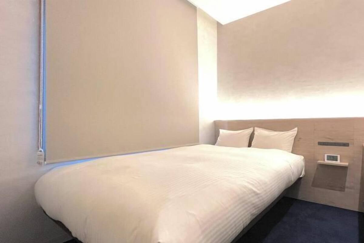 1 bedroom, desk, blackout curtains, soundproofing