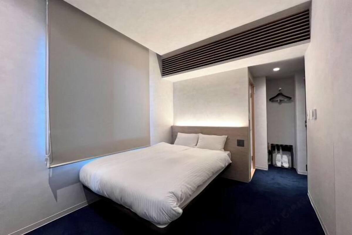 1 bedroom, desk, blackout curtains, soundproofing