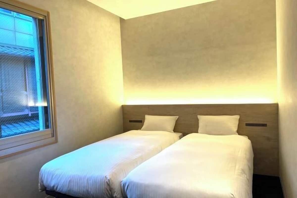 Escrivaninha, cortinas blackout, quartos à prova de som