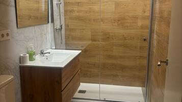 Dusche, Haartrockner, Handtücher, Seife