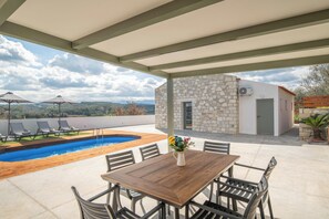 Outdoor dining - Villa Lakioto (Polemarchi)