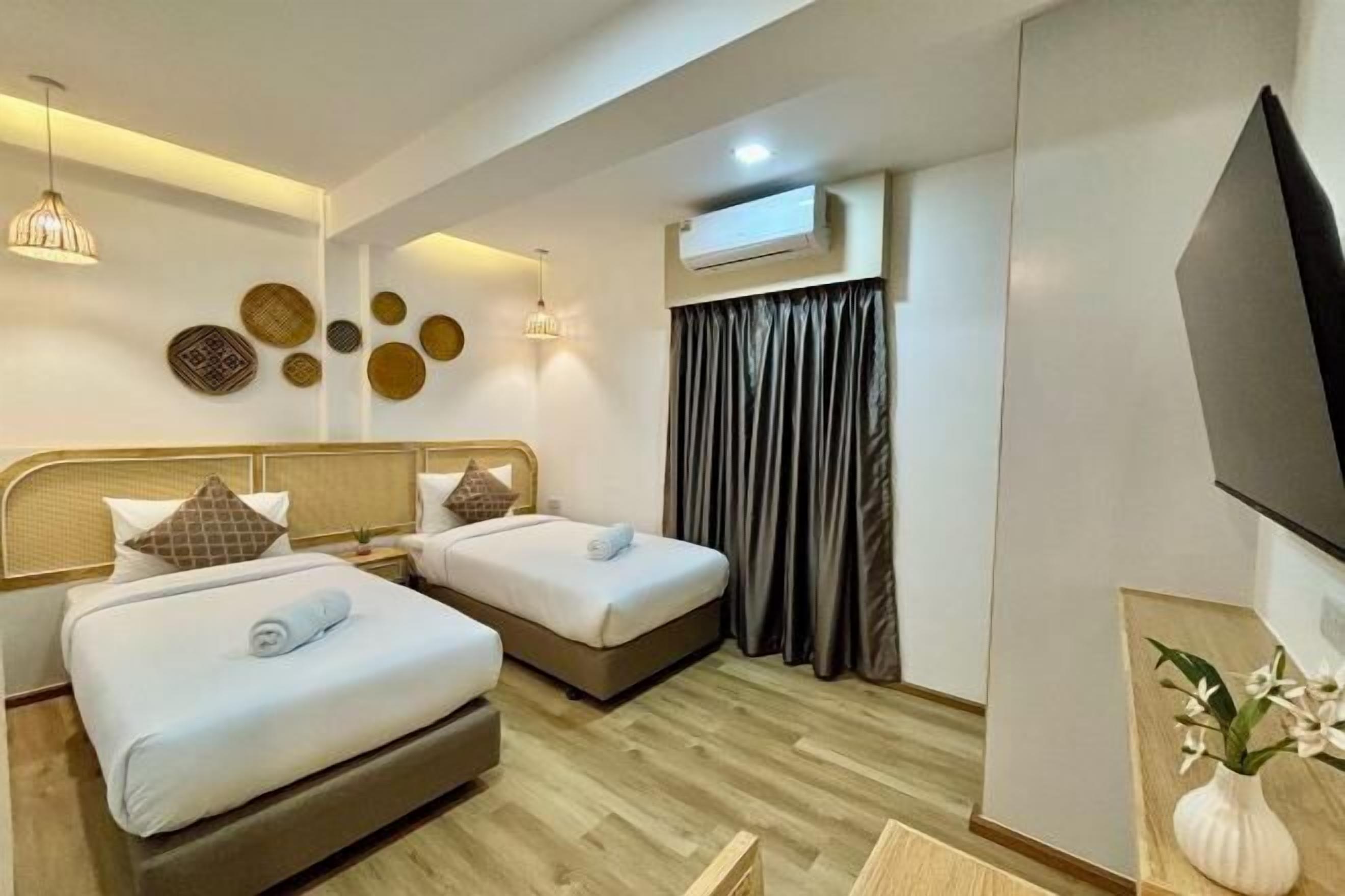 In-room safe, blackout curtains, free WiFi, bed sheets