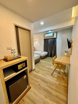 Classic Twin Room | In-room safe, blackout drapes, free WiFi, bed sheets - Charm Hostel at Pratumnak (Pattaya)