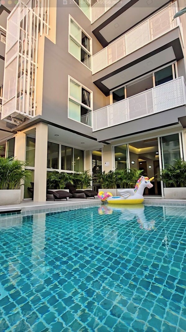 Outdoor pool - Charm Hostel at Pratumnak (Pattaya)