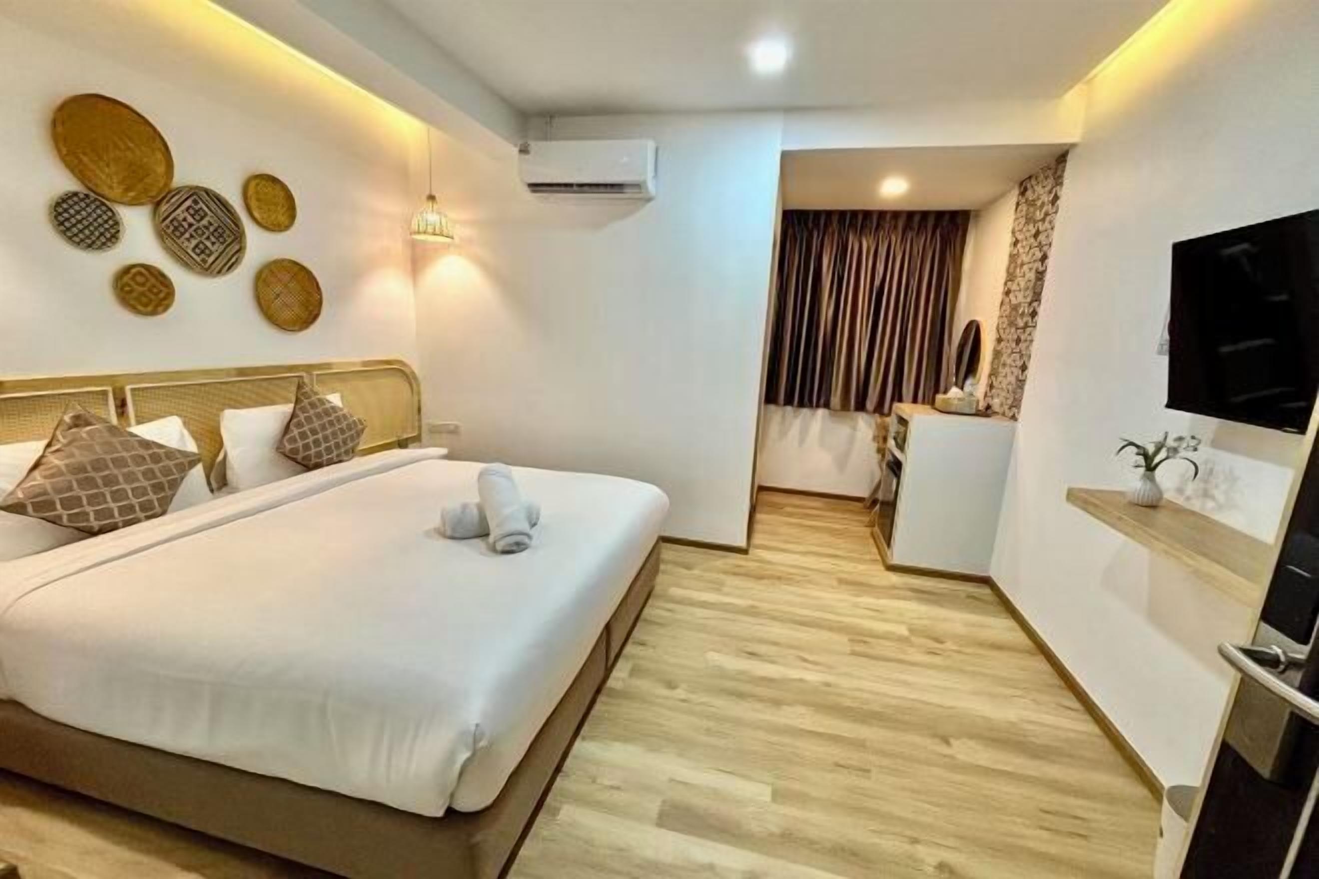 In-room safe, blackout curtains, free WiFi, bed sheets