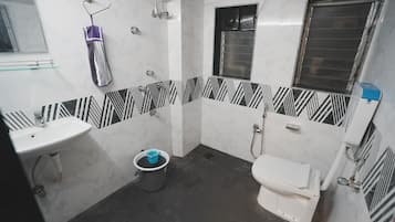 Deluxe Triple Room | Bathroom | Shower, towels, soap, shampoo