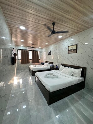 Kamar Quadruple Deluks | Brankas, tirai kedap cahaya, setrika/meja setrika, dan Wi-Fi gratis