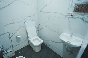 Deluxe Double Room | Bathroom
