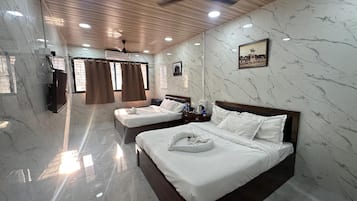 Quarto quádruplo luxo | Cofres nos quartos, cortinas blackout, ferros/tábuas de passar roupa