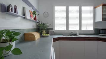 Geladeira, micro-ondas, fogão, cooktop