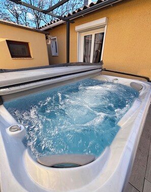 Outdoor spa tub