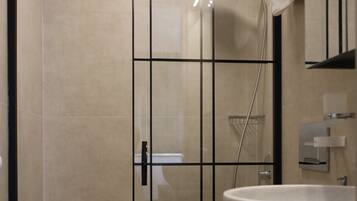 Dusche, Regendusche, kostenlose Toilettenartikel, Haartrockner
