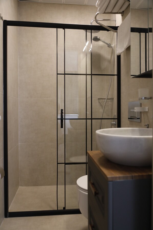 Shower, rainfall showerhead, free toiletries, hair dryer - Agion Living (Istanbul)