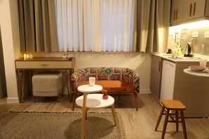 Chambre Deluxe double, vue sur la ville | Aire de séjour | Téléviseur à écran plat de 30 po avec télévision par satellite