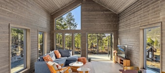 This house has a beautiful and unique location on the edge of Lake Vråvatn and gives you the feeling of 'coming home'.
