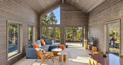 This house has a beautiful and unique location on the edge of Lake Vråvatn and gives you the feeling of 'coming home'.