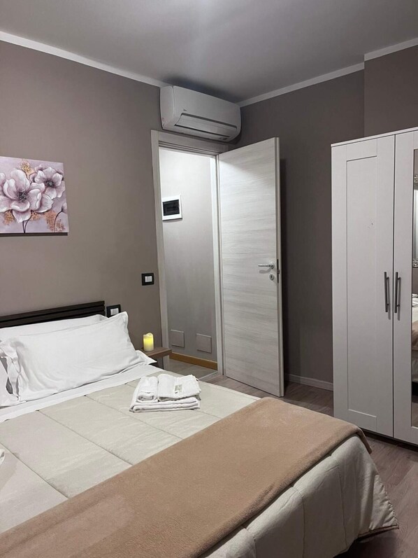 1 quarto, ferros/tábuas de passar roupa, roupa de cama