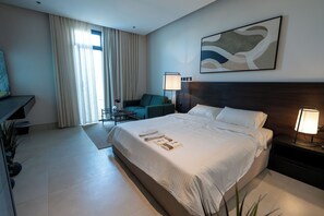 1 habitación, tabla de planchar con plancha, internet y ropa de cama