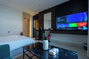 1 habitación, tabla de planchar con plancha, internet y ropa de cama