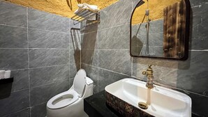 Un baño con inodoro, lavabo y espejo.