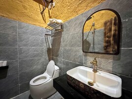 Ducha, artículos de tocador gratuitos, secador de pelo, pantuflas