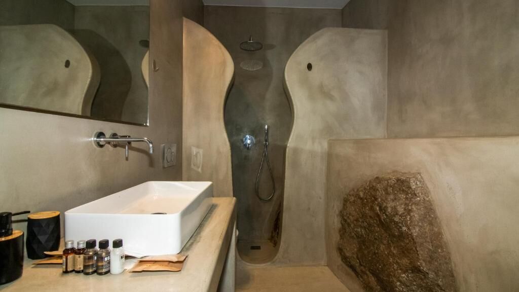 Two-Bedroom Apartment | Badkamer | Gratis toiletartikelen, een haardroger, handdoeken, zeep