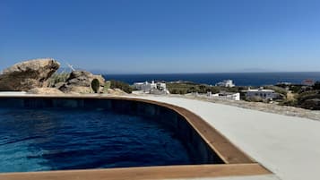 2 outdoor pools