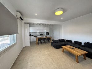 Two-Bedroom Apartment | Oleskelualue | 44–tuumainen televisio, jossa satelliittikanavat