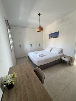 Two-Bedroom Apartment With Sea View & Private Pool | In-room safe, blackout curtains, soundproofing, iron/ironing board - Psaros Village (Mykonos)