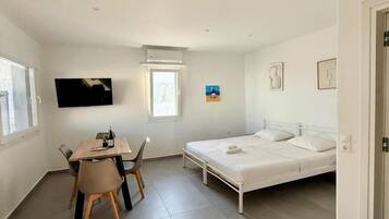 Standard Studio | In-room safe, blackout curtains, soundproofing, iron/ironing board