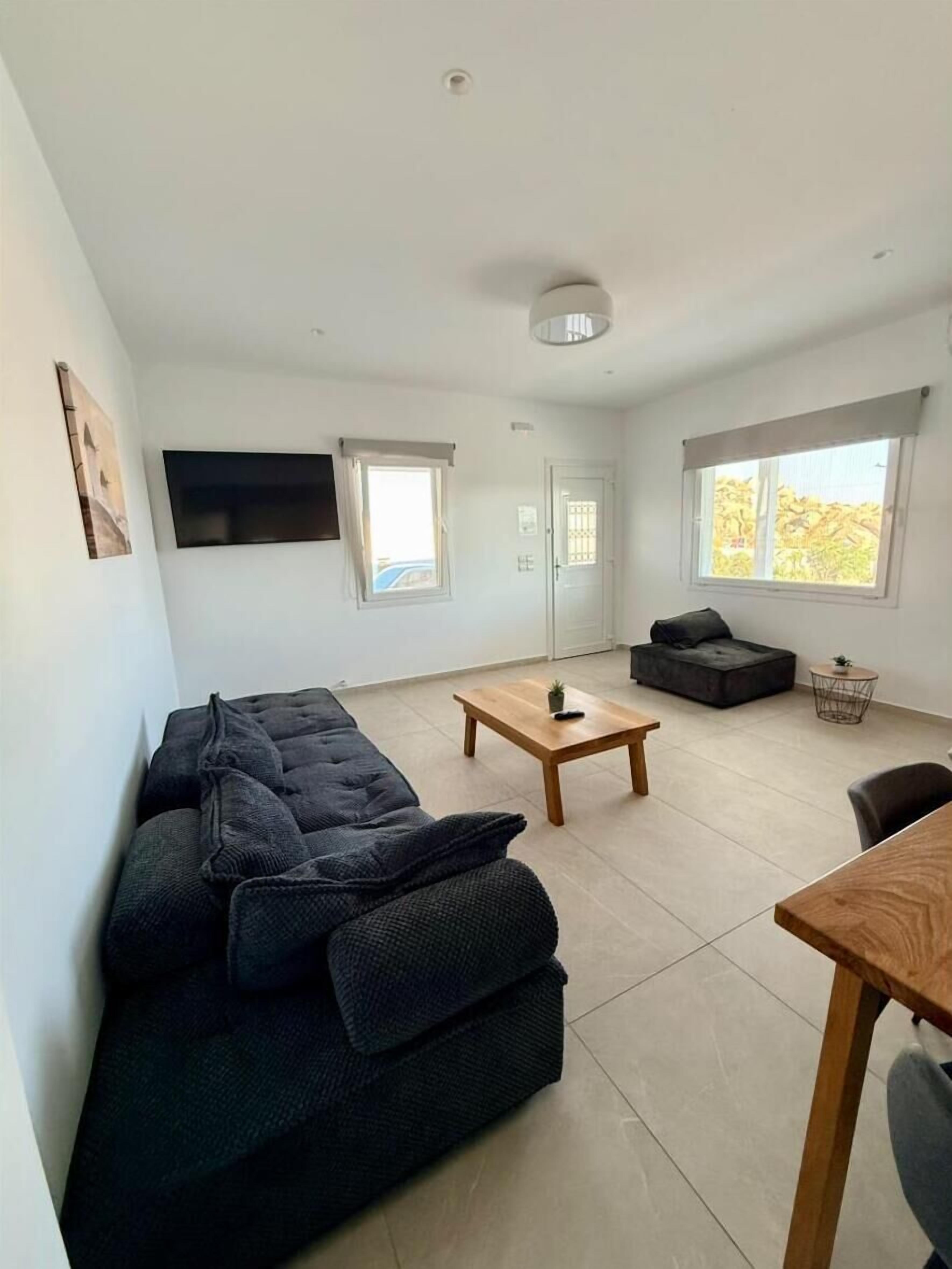 Two-Bedroom Apartment | Aire de séjour | Téléviseur de 44 po avec télévision par satellite