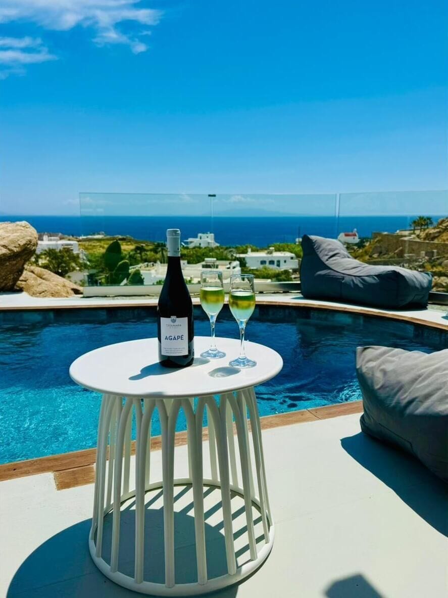 Two-Bedroom Apartment With Sea View & Private Pool | Vista a la playa o el mar