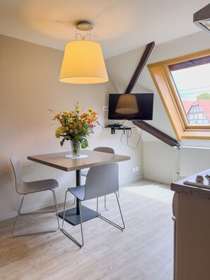 Suite – comfort | Eget kjøkken | Kjøleskap, ovn, kokeplater og kaffetrakter/tekoker