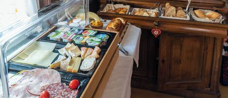 Desayuno buffet diario (EUR 12 por persona)