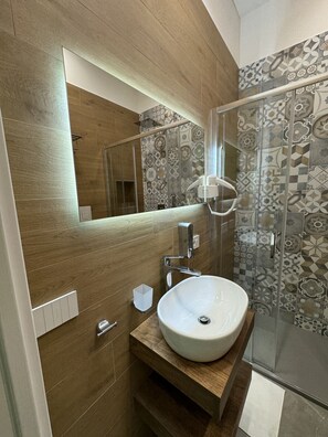 Shower, bidet - Matera's Home VB By Dimorra (NAPOLI)