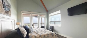 Spectacular Ocean Front Home - 30+ Night Stays! Hot Tub, Dog Friendly!