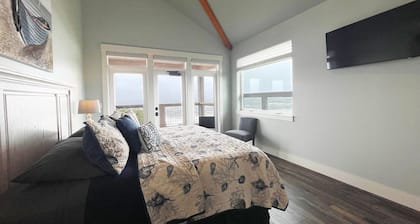 Spectacular Ocean Front Home - 30+ Night Stays! Hot Tub, Dog Friendly!