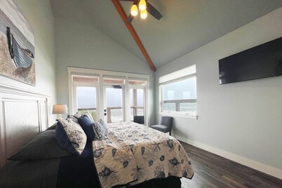Spectacular Ocean Front Home - 30+ Night Stays! Hot Tub, Dog Friendly!