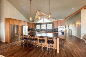 Frigorífic, microones, forn i placa de cuina