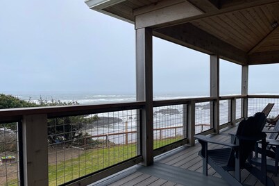 Spectacular Ocean Front Home - 30+ Night Stays! Hot Tub, Dog Friendly!