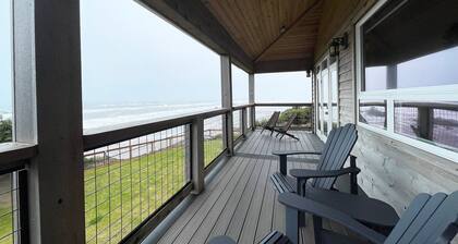 Spectacular Ocean Front Home - 30+ Night Stays! Hot Tub, Dog Friendly!