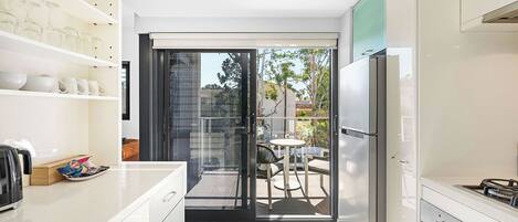 冷蔵庫、電子レンジ、オーブン、コンロ