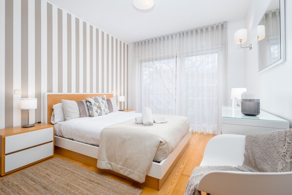 Fer et planche à repasser, draps fournis