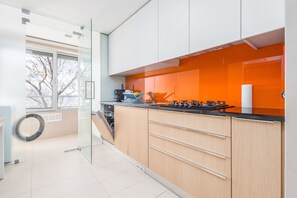 Réfrigérateur, micro-ondes, four, lave-vaisselle